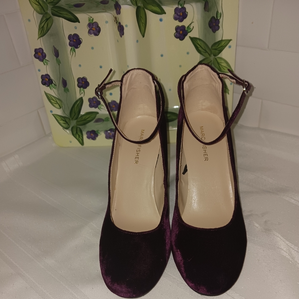 Marc Fisher Purle Suede Mary Jane Style Heels. Size 8M Block heels 3.5"